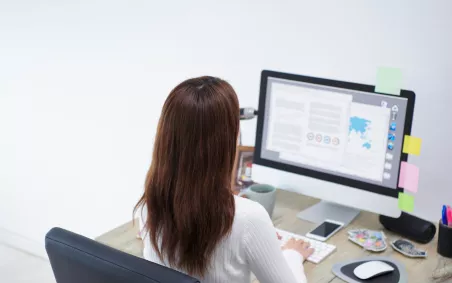 Vrouw werkt op computer